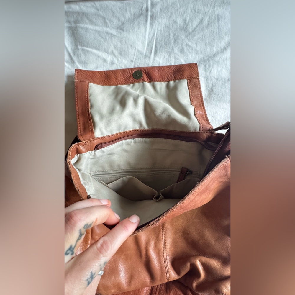 Elegant Tan Leather Men's Backpack - Picture 2 of 6